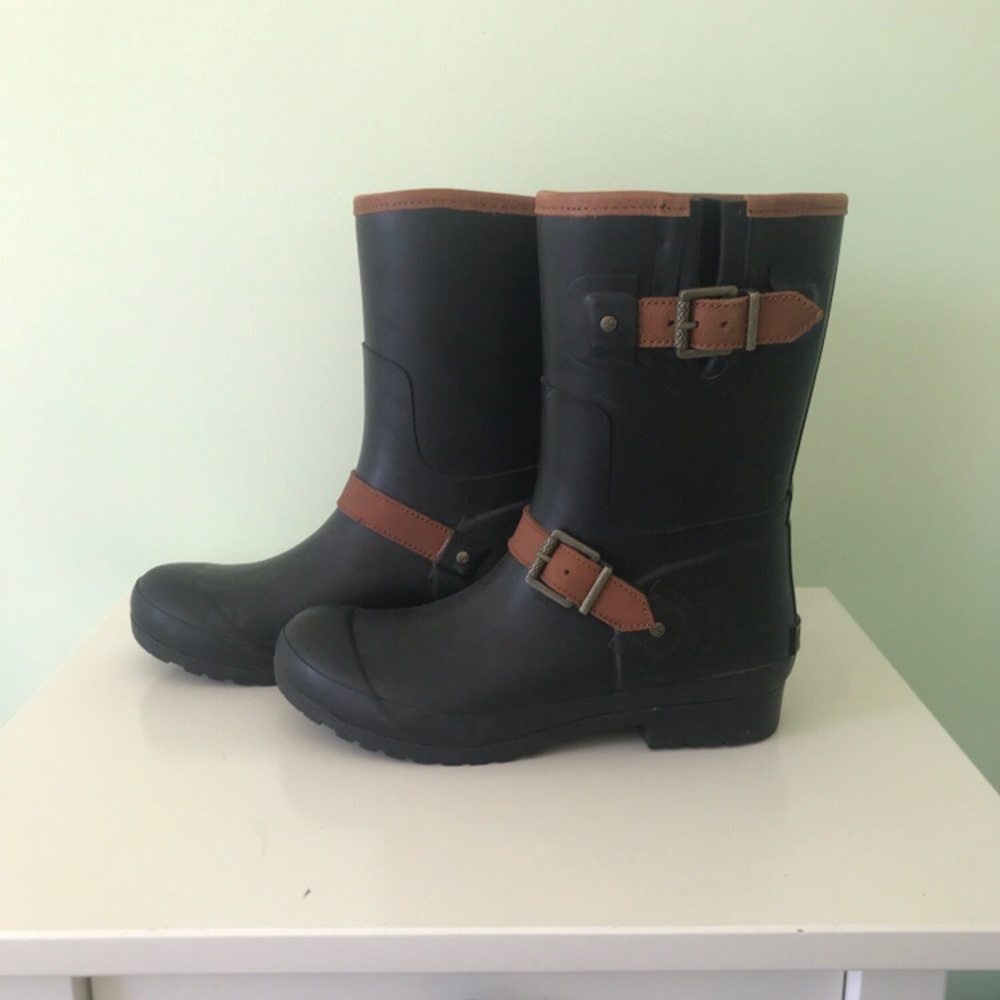 BLACK AND BROWN SPERRY RAINBOOTS